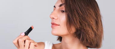 No es el rojo, es este color el que te hará ver más joven y radiante. ¡Olvida el rojo! El color de labial que te hará lucir más joven está aquí