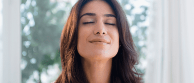 Mujer desestresada y con buena salud mental. El instrumento que debes de tocar para cuidar tu salud mental