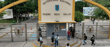 Rector de la UNPRG se pronunció sobre los alumnos que sostuvieron relaciones sexuales en el campus Rector de la UNPRG anuncia medidas tras descubrir a sus alumnos teniendo intimidad en campus