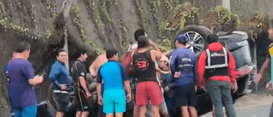 Accidente en la Costa Verde. Emergencia en la Costa Verde: Volcadura de auto moviliza a tres unidades de Bomberos