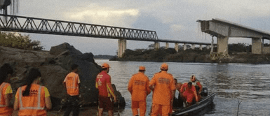 Puente de Brasil colapsa y río se contamina con ácido sulfúrico. ¡Catástrofe en Brasil! Colapso de puente provoca derrame masivo de ácido sulfúrico en un río