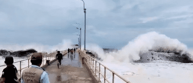 Oleajes anómalos. ¡Peligro inminente! Oleajes anómalos en la costa peruana se extenderán hasta después del 1 de enero