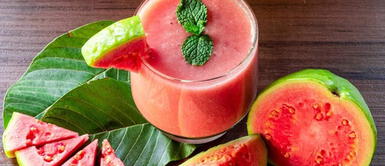 Prepara para este verano jugo de guayaba para mantener tu piel sana. Jugo de guayaba para producir colágeno y lucir una piel lozana