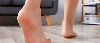 Riesgos de caminar con los pies descalzos. ¡Cuidado! Caminar descalzo por la casa podría estar poniendo en riesgo tu salud, advierten los podólogos