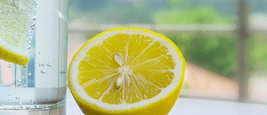Agua de limón. Tomar agua de limón en ayunas podría estar saboteando tu salud de manera peligrosa