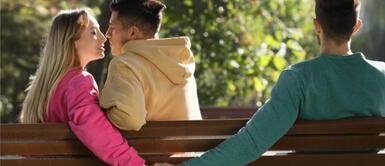 Es normal sentirse atraído por alguien más estando en una relación ¿Es normal sentirse atraído por alguien más estando en una relación? Esto dice la psicología