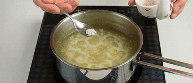 Sopa El sorprendente truco para corregir el exceso de sal en guisos y estofados