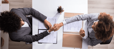 Error al dar la mano en entrevista laboral El imperdonable error al saludar de mano en una entrevista de trabajo que te dejará fuera