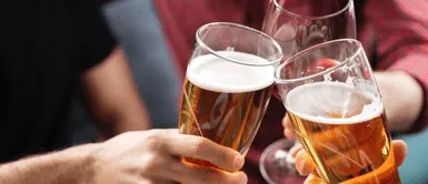 Alcohol entre amigos. La ciencia revela que los hombres sienten atracción entre ellos bajo los efectos del alcohol ¿Por qué?