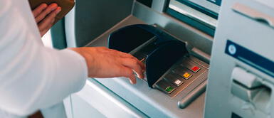 Te damos una recomendación importante antes de retirar dinero de un cajero bancario El grave error en el cajero que podría costarte caro: la tecla que no debes tocar al retirar dinero