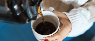 Café por las mañanas. Estudio revela lo que les pasa a tus riñones si tomas café todos los días