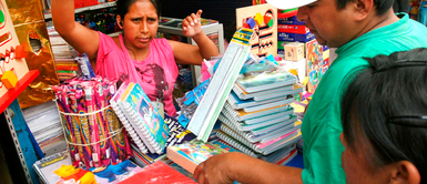 Padres de familia gastan más de un sueldo mínimo en útiles escolares Padres de familia gastan más de un sueldo mínimo en lista de útiles escolares