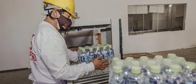 Investigadores piden dejar el agua embotellada Investigadores piden a todos los consumidores que dejen de beber agua embotellada por esta razón