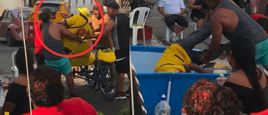 Heladero es empujado a la piscina. Heladero es despojado de su carrito y arrojado a la piscina a la fuerza