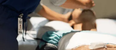 Hombre en cirugía. Mujer provocó cirugía de emergencia a su novio al someterlo a descargas eléctricas para experimentar el dolor del parto