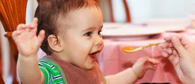 bebe comiendo papilla Famosa comida para bebés es retirada masivamente de Perú por contener sustancia tóxica