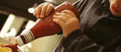 Niño queda ciego por dieta basada en comida chatarra. Niño queda ciego por dieta basada en nuggets, salchichas y galletas desde que era bebé