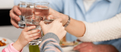 Brindar con agua. La razón por la que nunca debes brindar con agua o enfrentarás estas escalofriantes consecuencias