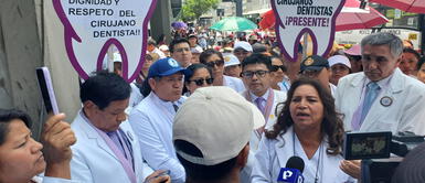 Los odontólogos del Perú están en pie de guerra. Odontólogos amenazan con huelga y encadenamientos frente al Congreso