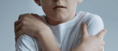 Niño de dos años quedó ciego por un beso. Un beso que lo dejó ciego: niño de dos años pierde la vista tras contraer un virus mortal