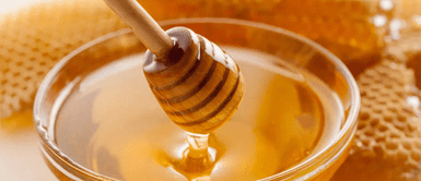 Miel de abeja. Esto le pasa a tu cuerpo si tomas miel todos los días: lo que ocurre en tu hígado y no te habían contado