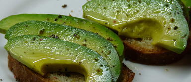 Cómo preservar más tiempo tu palta. Este error al guardar tu palta estaría causando que se oxide más rápido