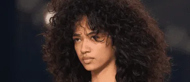 Flequillo 'messy bang': corte de cabello para pelo rizado Así se lleva el flequillo 'messy bang', la tendencia perfecta para cabello rizado