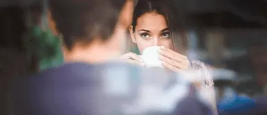 Lo que realmente quiere decir cuando ALGUIEN NO TE QUITA LA MIRADA: lo que los PSICÓLOGOS descubrieron te sorprenderá Lo que realmente quiere decir cuando ALGUIEN NO TE QUITA LA MIRADA: lo que los PSICÓLOGOS descubrieron te sorprenderá
