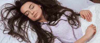 ¡Di adiós al frizz! Descubre tres errores nocturnos que dañan tu melena ¡Di adiós al frizz! Descubre tres errores nocturnos que dañan tu melena