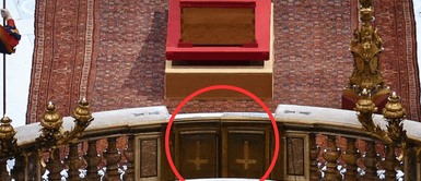 ¿Sacrilegio o símbolo oculto? Detectan dos cruces invertidas junto al ataúd del Papa y crecen las teorías. Detectan dos cruces invertidas junto al ataúd del Papa y crecen las teorías