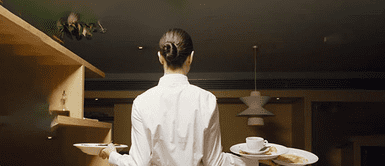 Qué dice la psicología de las personas que ayudan a los camareros a recoger la mesa Ayudar a recoger la mesa a los camareros: ¿Buena educación o algo más profundo? Esto dice la psicología