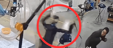 ¡Se reveló! Robot pierde el control y ataca a un trabajador frente a todos. Robot pierde el control y casi ataca a un trabajador frente a todos