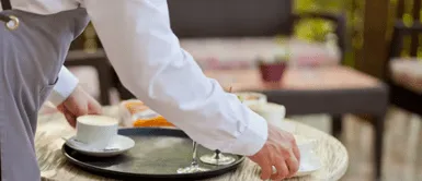 Lo que revela tu personalidad cuando ayudas a los meseros: un simple gesto dice más de ti de lo que imaginas Lo que revela tu personalidad cuando ayudas a los meseros: un simple gesto dice más de ti de lo que imaginas