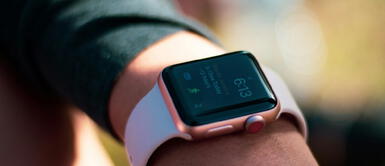 Estas innovaciones permiten ajustar tácticas y prever patrones de rendimiento, mejorando la experiencia deportiva. Dispositivos que puedes incorporar a tu rutina deportiva para mejorar el rendimiento