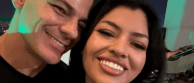 Mark Vito y su novia Leslie Echavarría Mark Vito sorprende con pedia de mano a su novia en la playa con looks nocturnos