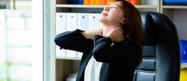 Sentarse mal podría dañar tu salud. Así te afecta sentarte mal todos los días y ¿Cómo corregirlo según expertos en salud?