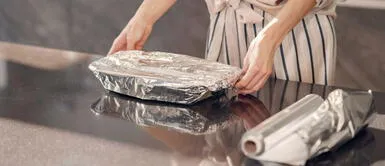 El papel alumnio al estar expuesto a altas temperaturas podría generar problemas. Es peligroso y no lo sabías: Experto saca a luz posibles riesgos de cocinar con papel aluminio