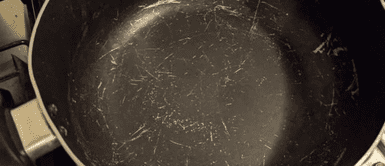 Lo que no ves sí te daña: un arañazo en tu sartén antiadherente libera miles de microplásticos Lo que no ves sí te daña: un arañazo en tu sartén antiadherente libera miles de microplásticos