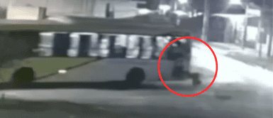 ¡Se durmió y casi no lo cuenta! Joven cae del bus por insólito descuido ¡Se durmió y casi no lo cuenta! Joven cae del bus por insólito descuido