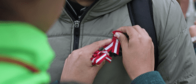 Fiestas Patrias: ¿Cuándo debe usarse la escarapela? Fiestas Patrias: ¿Es obligatorio usar la escarapela en el mes de julio y qué pasa si no la utilizas?