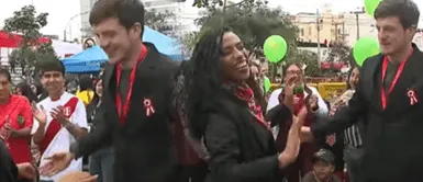 Periodista alemán se une a la celebración por Fiestas Patrias Periodista alemán se luce con sus mejores pasos de baile al ritmo de 'Anaconda' en Desfile Militar