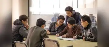 La institución cuenta con normativa de investigación, Comité de Ética, líneas científicas definidas y docentes especializados. Universidad recibe licencia institucional de SUNEDU para ofrecer programas profesionales