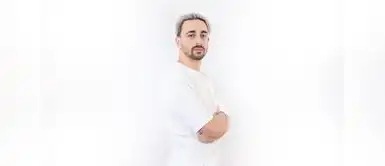 Taft señala que la falta de habilidades blandas y una estrategia profesional adecuada son factores clave que afectan la empleabilidad de los desarrolladores en el mercado global. El creador digital Yari Taft y su crítica al mito del talento natural en tecnología