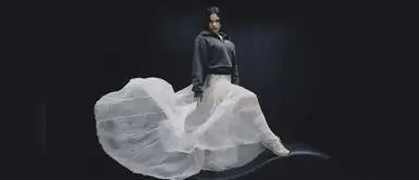 Rosalía muestra su versatilidad en sus looks. Rosalía marca tendencia con nuevo estilo romántico