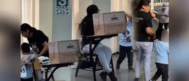 Mujer acude a centro de votación con su pequeño hijo para ser miembro de mesa Madre llega con su pequeño hijo a centro de votación para cumplir con su labor como miembro de mesa