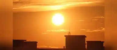 La capital sigue registrando temperaturas extremas. Calor extremo en invierno: Lima y la costa peruana registran temperaturas récord, advierte el Senamhi