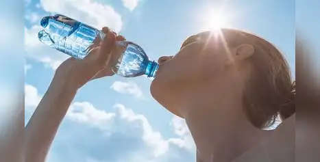 ALERTA SANITARIA | Retiran URGENTE  más de 650.000 botellas de agua por posibles condiciones INSALUBRES en su envasado