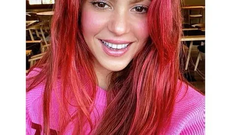 El cabello rosado vuelve a ser el beauty look preferido para pasar la  cuarentena