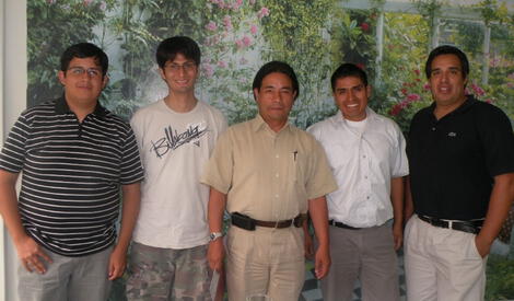 Eduardo Paucar junto a otros compañeros de la UNI que fueron becados para estudiar en el extranjero en el año 2010.