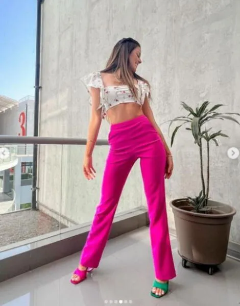 Luciana Fuster expone osada tendencia de zapatos dispares en vibrante outfit  en tonos fucsia